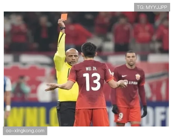 场外暴力行为如何影响足球的判罚与纪律执行规则？